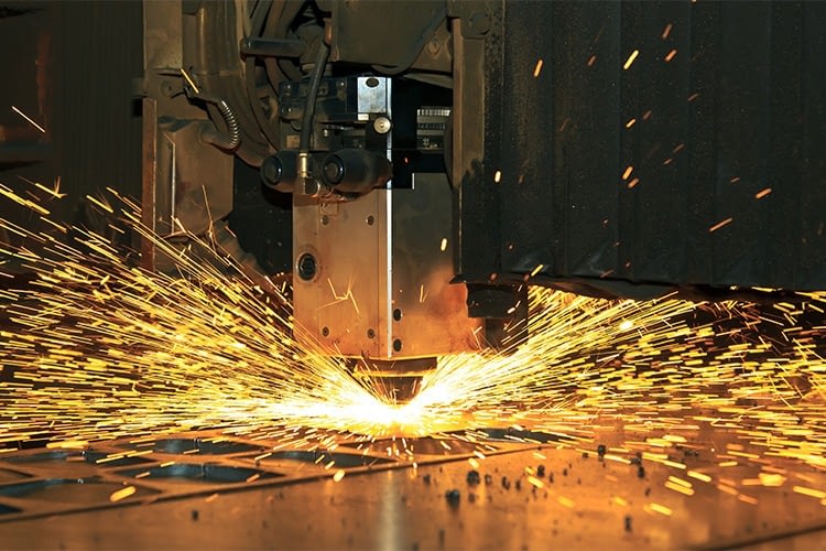 technologien-schneidtechnologien-laserschneiden-neu Hier sieht man einen Laserbrenner beim Schneiden von Stahlteilen