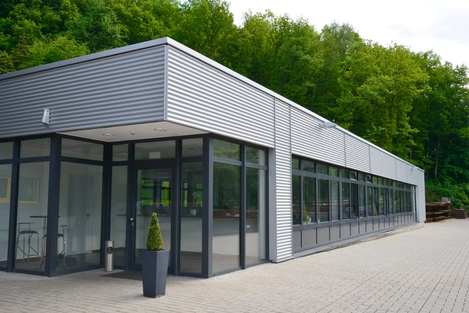 Büro Eingang Bürogebäude der DELA