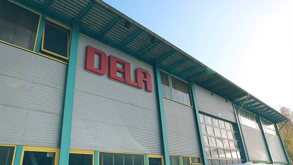 dela von aussen Produktionshalle mit Schriftzug