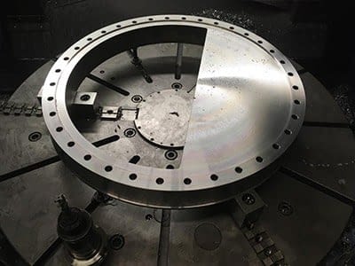 technologien-mechanische-bearbeitung-fraesen Hier sieht man ein Flansch in der Fräse